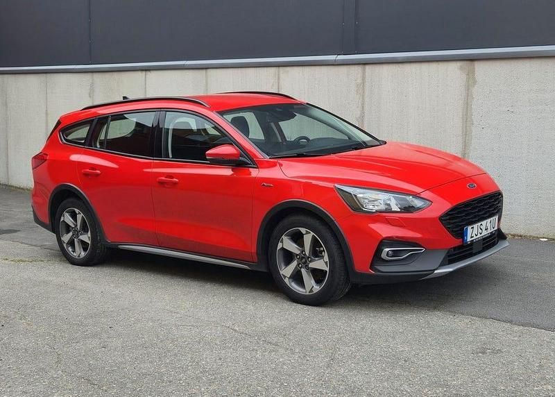 Röd Begagnad 2021 Ford Focus ST-Line Kombi | 179 000 kr (Dyr) - Bild 1/4