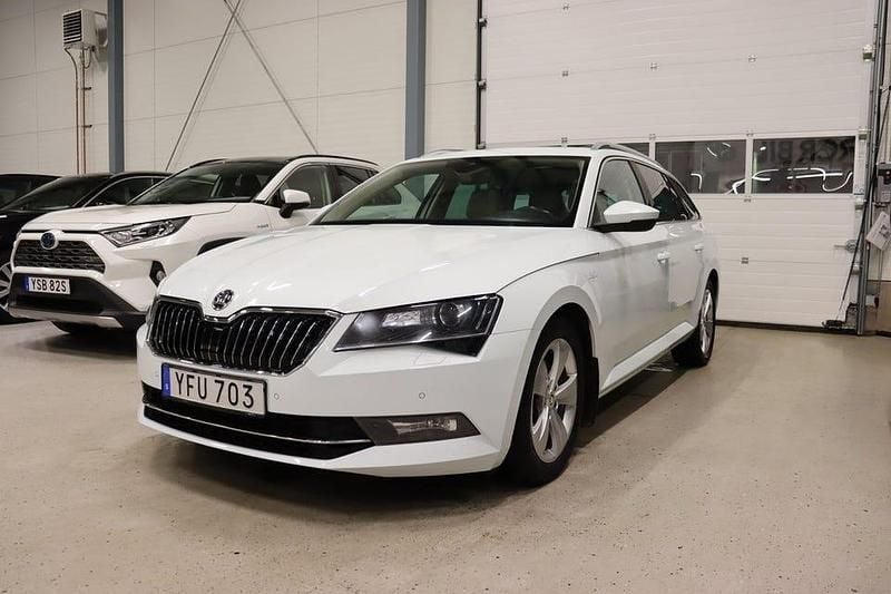 Vit Begagnad 2017 Skoda Superb LAURIN & KLEMENT Kombi | 184 900 kr (Bra pris) - Bild 1/4