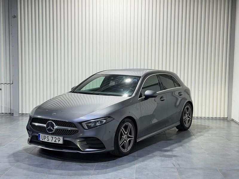 Mörkgrå (grå) Begagnad 2018 Mercedes A200 AMG Halvkombi | 219 900 kr (Marknadspris) - Bild 1/4
