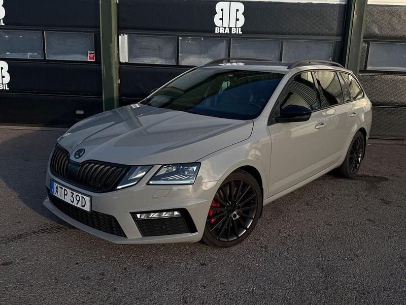 Grå Begagnad 2018 Skoda Octavia RS Kombi | 229 900 kr (Dyr) - Bild 1/4