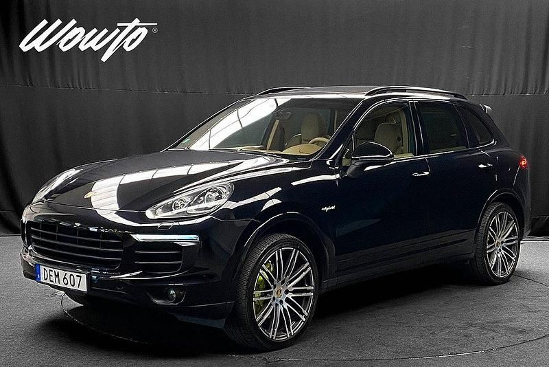 Svart Begagnad 2017 Porsche Cayenne S E-Hybrid Platinum Edition SUV | 449 800 kr (Dyr) - Bild 1/3
