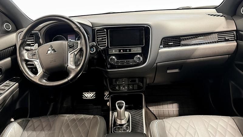 Begagnad Mitsubishi Outlander P-HEV 177 HK (130 kW) 2019 Röd Kombi