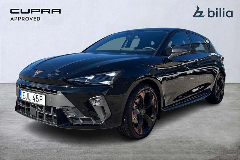 Svart (midnight black metallic) Ny 2025 Cupra Leon Kombi | 399 000 kr (Lite dyr) - Bild 1/4
