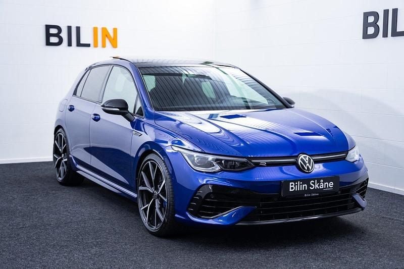 Mörkblå (blå) Begagnad 2022 VW Golf VIII R Halvkombi | 429 900 kr (Marknadspris) - Bild 1/4