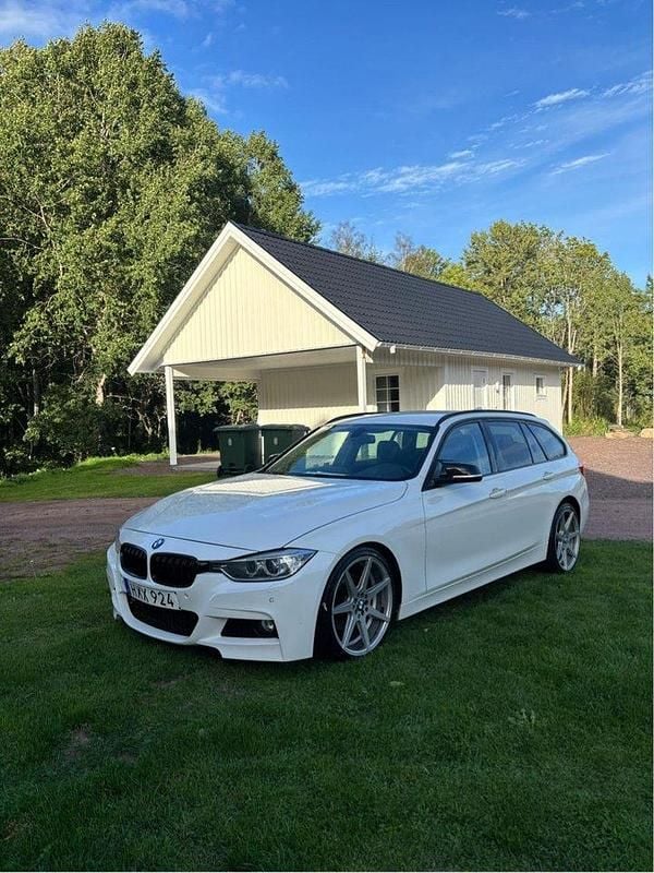 Vit Begagnad 2014 BMW 320 Sport Line Kombi | 125 000 kr (Marknadspris) - Bild 1/4