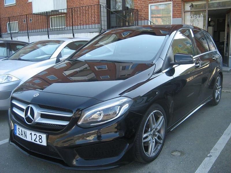 Begagnad Mercedes B180 AMG 109 HK (80 kW) 2018 Svart (blanksvart solid) Minibuss