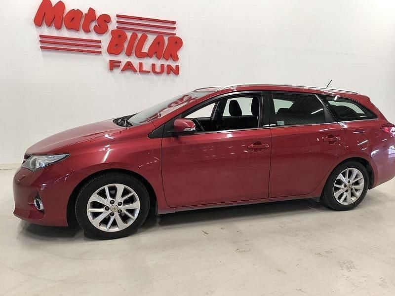 Mörkröd (mröd) Begagnad 2013 Toyota Auris Active Kombi | 99 900 kr (Lite dyr) - Bild 1/4