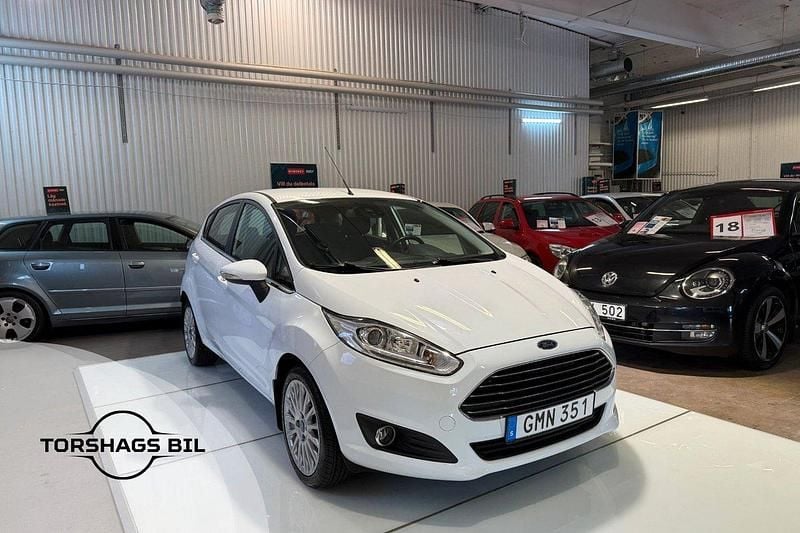 Vit Begagnad 2015 Ford Fiesta Titanium Halvkombi | 64 900 kr (Bra pris) - Bild 1/3