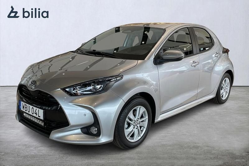 Silver Ny 2025 Toyota Yaris Hybrid Active Halvkombi | 287 295 kr (Marknadspris) - Bild 1/3