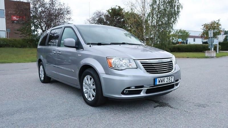 Silver Begagnad 2016 Chrysler Town & Country Van | 179 700 kr (Marknadspris) - Bild 1/4