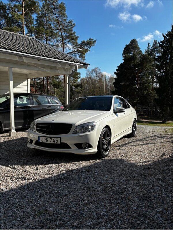 Vit Begagnad 2011 Mercedes C180 AMG Sedan | 99 000 kr (Marknadspris) - Bild 1/4