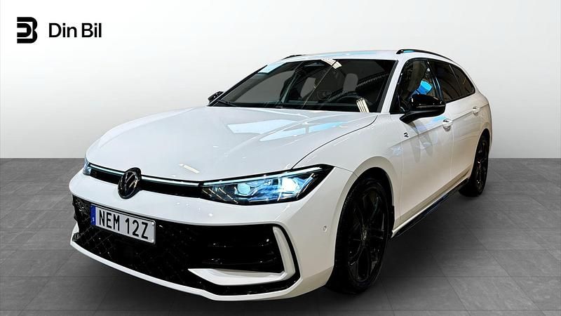 Vit (pure white) Begagnad 2024 VW Passat R-line Kombi | 449 900 kr - Bild 1/4
