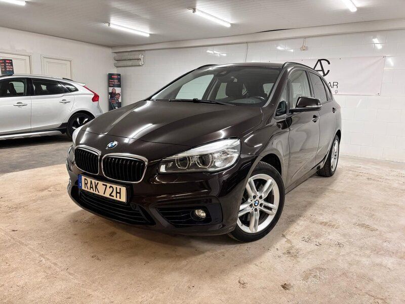 Mörkbrun Begagnad 2017 BMW 225 Active Tourer Sport Line Minibuss | 149 900 kr - Bild 1/4