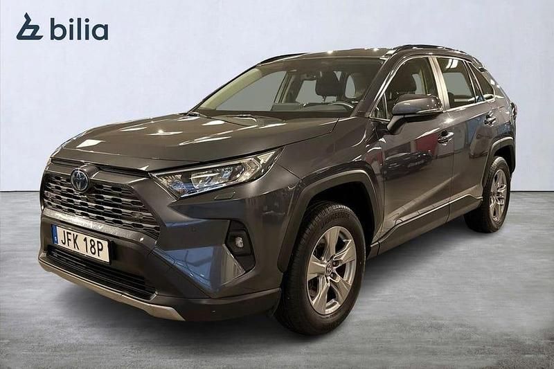 Mörkgrå Begagnad 2022 Toyota RAV4 Hybrid Active SUV | 339 800 kr (Marknadspris) - Bild 1/3