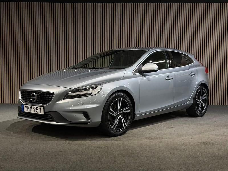 Silver Begagnad 2018 Volvo V40 R-Design Kombi | 199 000 kr (Lite dyr) - Bild 1/4