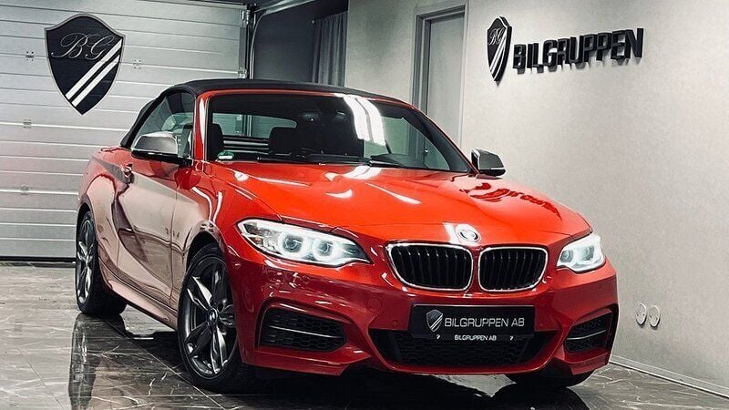 Röd Begagnad 2016 BMW M235 M Sport Cab | 289 900 kr (Marknadspris) - Bild 1/4