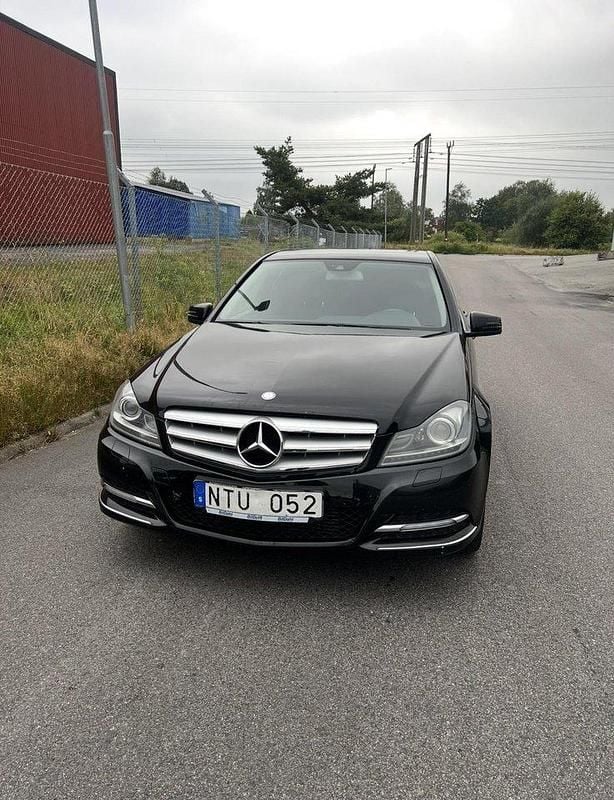 Svart Begagnad 2012 Mercedes C220 Avantgarde Sedan | 60 000 kr (Bra pris) - Bild 1/4
