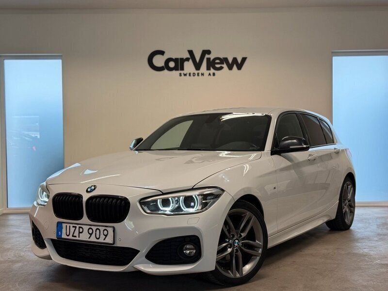 Vit Begagnad 2018 BMW 118 M Sport Halvkombi | 169 900 kr (Bra pris) - Bild 1/4