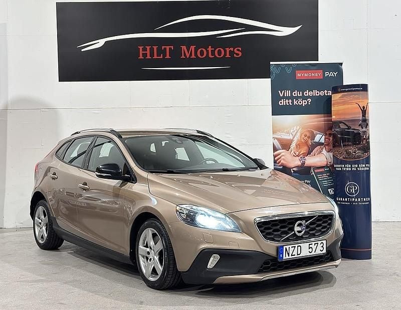 Brun Begagnad 2013 Volvo V40 CC Momentum Kombi | 132 900 kr (Bra pris) - Bild 1/4