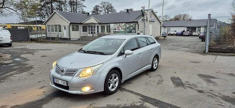 Silver Begagnad 2010 Toyota Avensis Business Edition Kombi | 32 000 kr (Superpris) - Bild 1/4