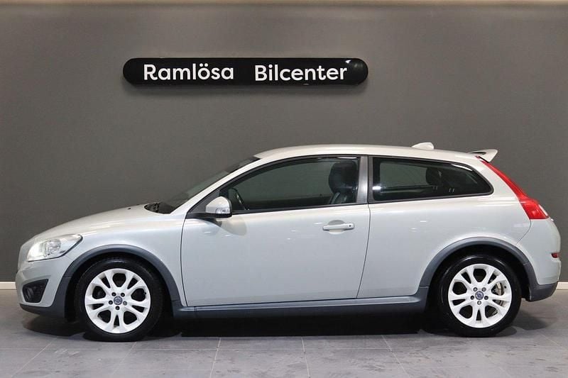 Vit Begagnad 2009 Volvo C30 Momentum Halvkombi | 59 900 kr (Marknadspris) - Bild 1/4