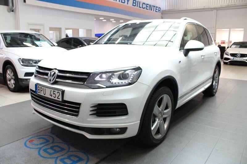 Vit Begagnad 2013 VW Touareg R-line SUV | 129 900 kr (Marknadspris) - Bild 1/4