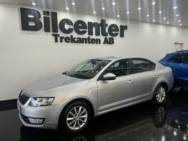 Silver Begagnad 2013 Skoda Octavia Ambition Halvkombi | 74 900 kr (Marknadspris) - Bild 1/4