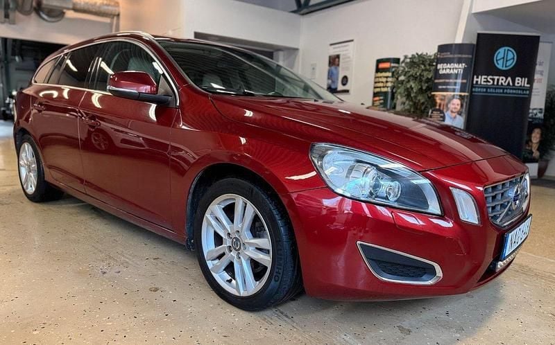 Röd Begagnad 2012 Volvo V60 Summum Kombi | 82 900 kr (Marknadspris) - Bild 1/4