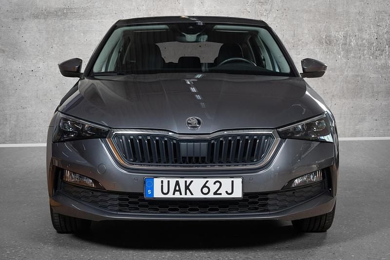 Begagnad Skoda Scala 112 HK (82 kW) 2023 Grå Halvkombi