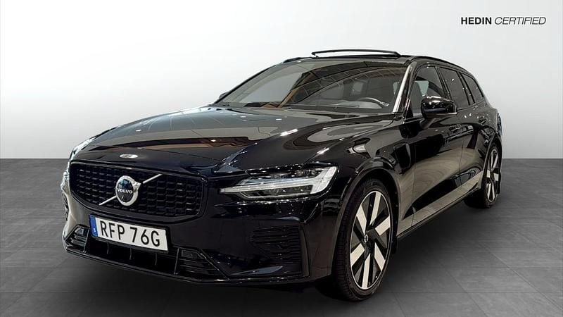 Svart (black) Begagnad 2022 Volvo V60 R-Design Kombi | 399 900 kr (Marknadspris) - Bild 1/4