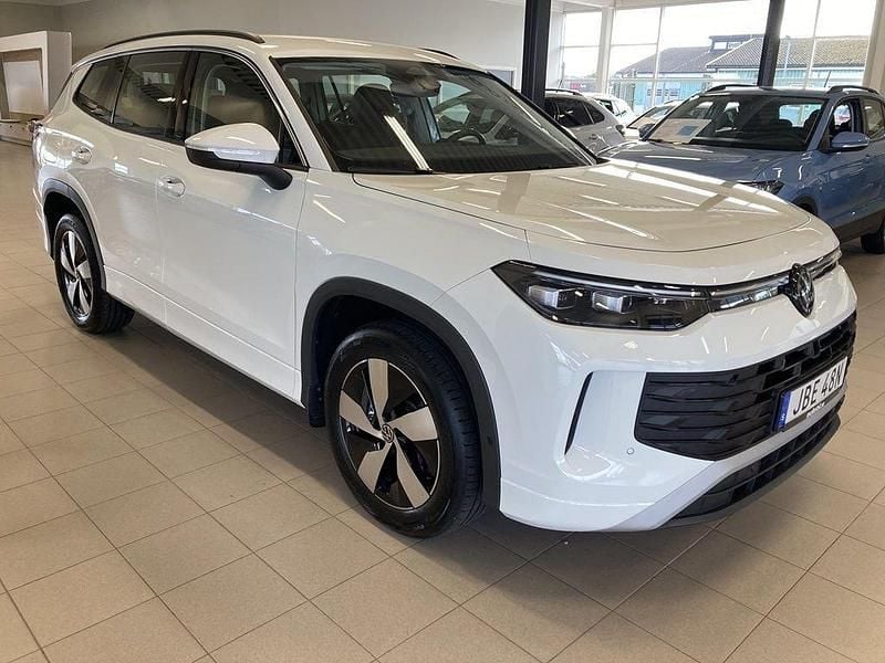Vit (pure white) Begagnad 2025 VW Tayron Life SUV | 464 900 kr - Bild 1/4