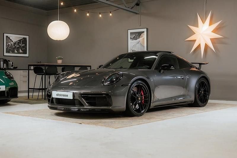 Grå Begagnad 2024 Porsche 992 Sportkupé | 1 629 000 kr - Bild 1/4