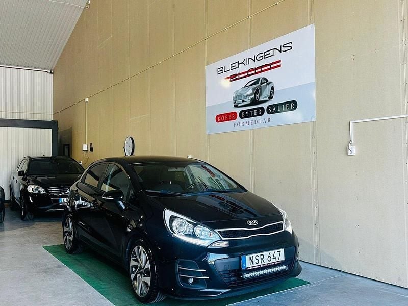 Svart Begagnad 2015 Kia Rio Halvkombi | 79 900 kr (Marknadspris) - Bild 1/4