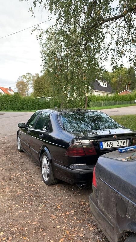 Svart metallic Begagnad 2002 Saab 9-5 Aero Sedan | 19 000 kr (Marknadspris) - Bild 1/4