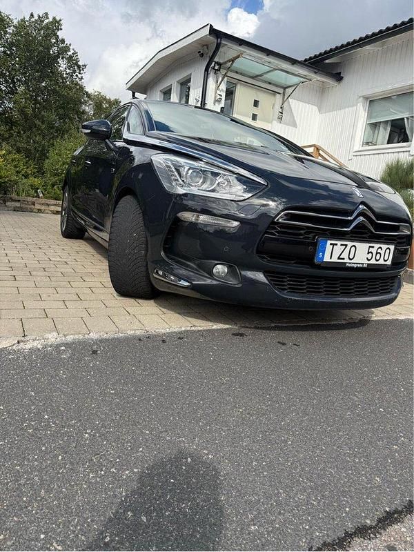 Grå Begagnad 2012 Citroën DS5 Halvkombi | 117 000 kr (Marknadspris) - Bild 1/4