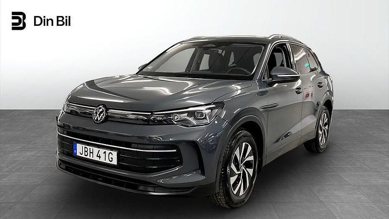 Mörkgrå Begagnad 2025 VW Tiguan SUV | 389 900 kr (Marknadspris) - Bild 1/4