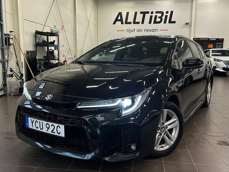 Svart Begagnad 2021 Suzuki Swace Kombi | 169 900 kr (Marknadspris) - Bild 1/3