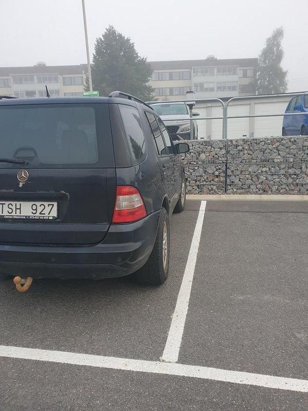 Svart Begagnad 2003 Mercedes ML320 SUV | 22 000 kr - Bild 1/3