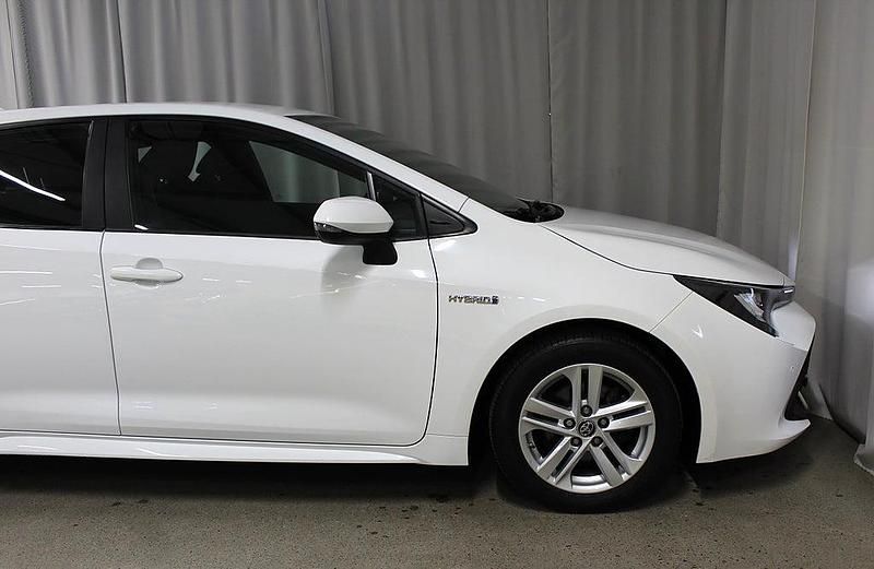 Begagnad Toyota Corolla Hybrid Active 123 HK (90 kW) 2019 Vit Halvkombi