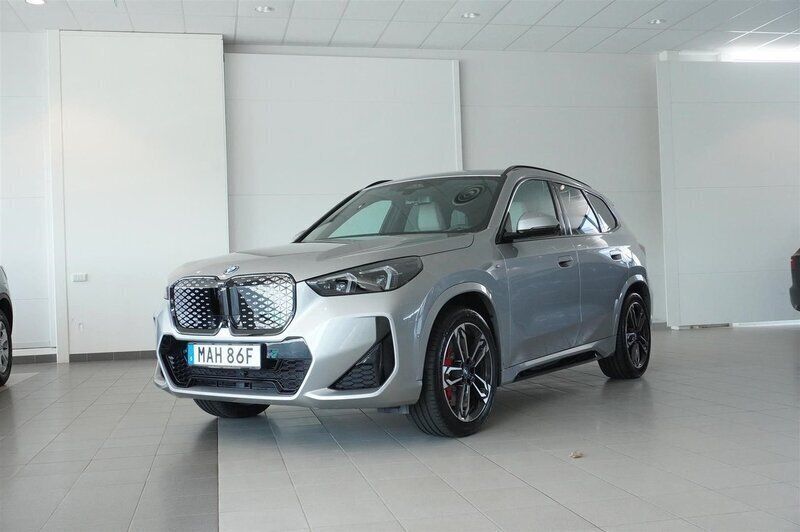 Grå Begagnad 2025 BMW iX1 Efficient Dynamics SUV | 649 800 kr - Bild 1/4
