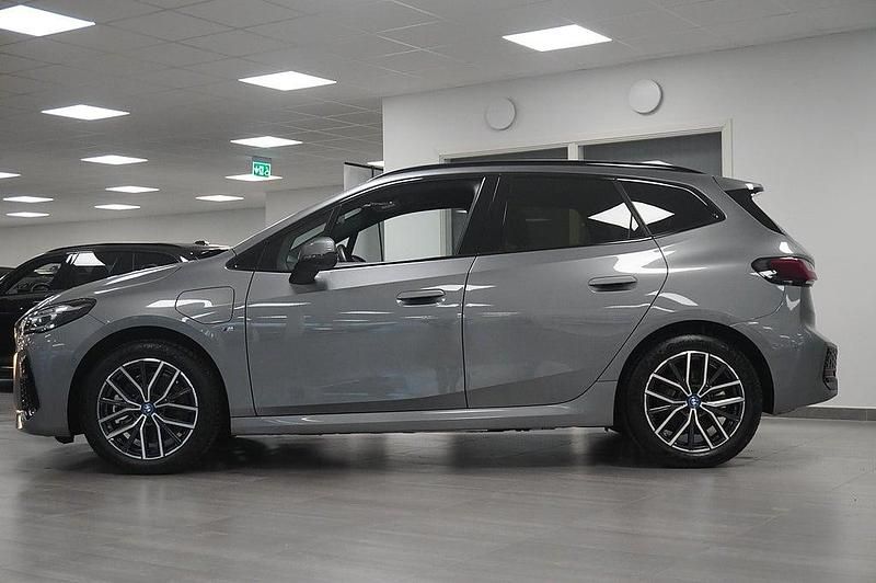 Begagnad BMW 230e Active Tourer Comfort Edition 150 HK (110 kW) 2023 Grå Minibuss