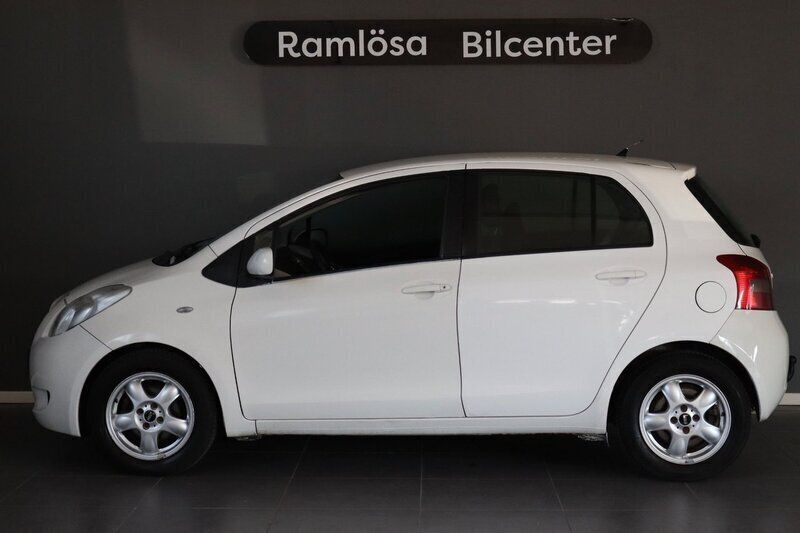 Vit Begagnad 2008 Toyota Yaris Halvkombi | 49 900 kr (Marknadspris) - Bild 1/4