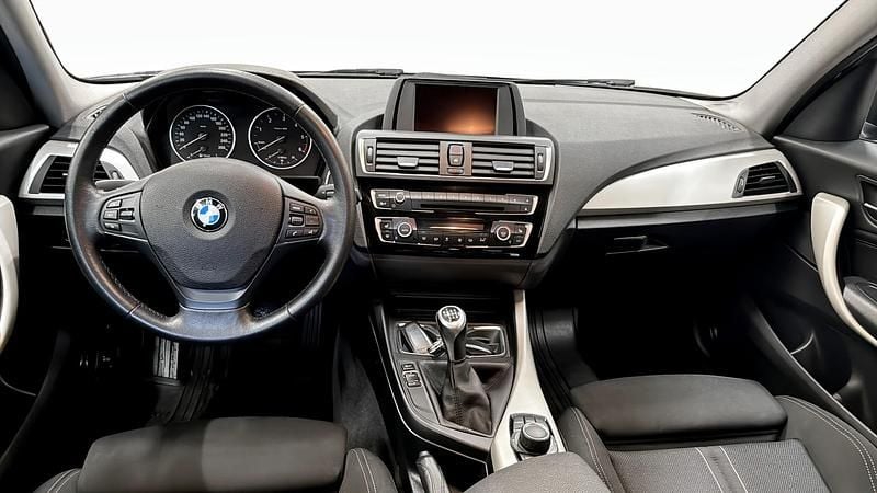 Begagnad BMW 118 Advantage 150 HK (110 kW) 2015 Blå Halvkombi