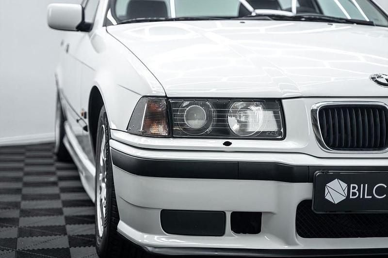 Begagnad BMW 325 192 HK (141 kW) 1994 Vit Sedan