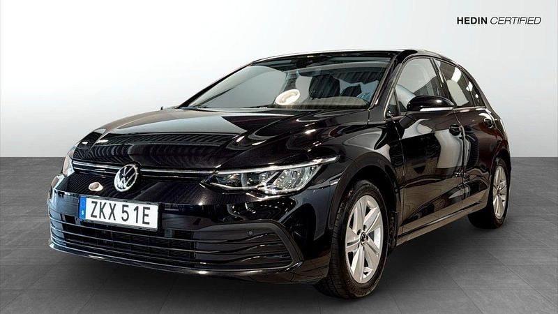Svart (black) Begagnad 2021 VW Golf VIII Life Halvkombi | 224 900 kr (Bra pris) - Bild 1/4
