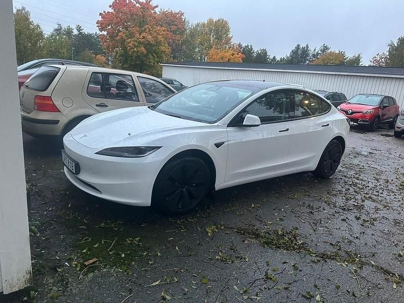 Frost white Begagnad 2024 Tesla Model 3 Long Range AWD Sedan | 565 000 kr - Bild 1/4