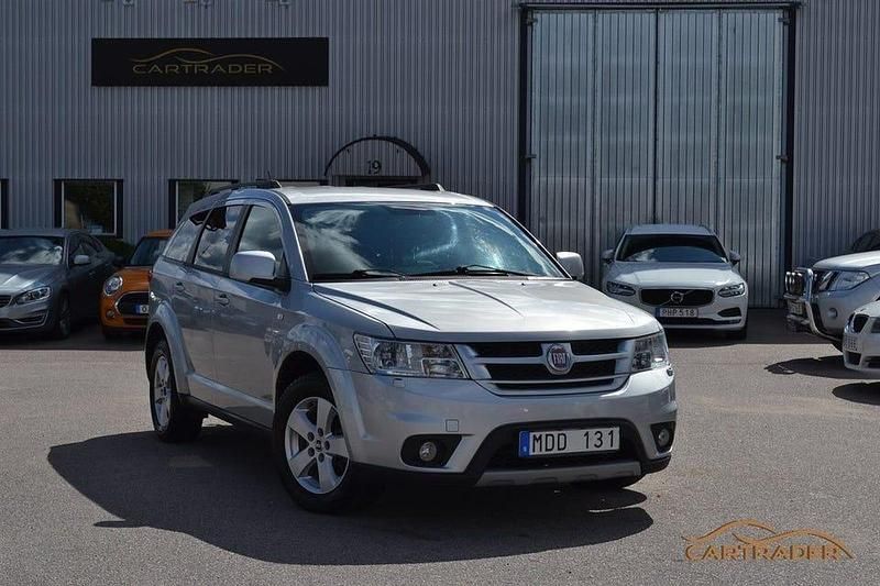 Grå Begagnad 2012 Fiat Freemont Urban SUV | 59 900 kr (Marknadspris) - Bild 1/4