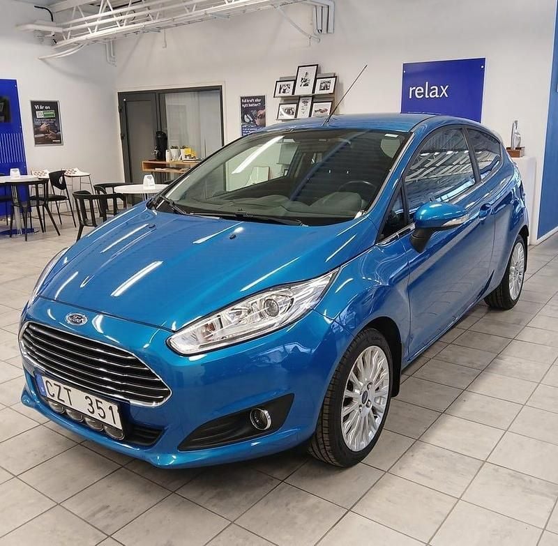 Begagnad Ford Fiesta Titanium 101 HK (74 kW) 2014 Blue candy met Halvkombi