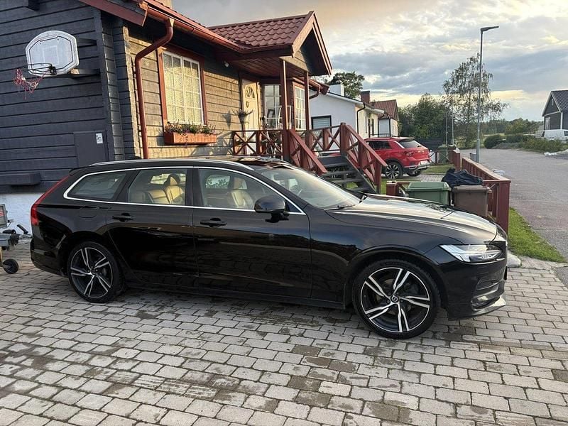 Svart Begagnad 2018 Volvo V90 Momentum Kombi | 129 000 kr (Lite dyr) - Bild 1/4