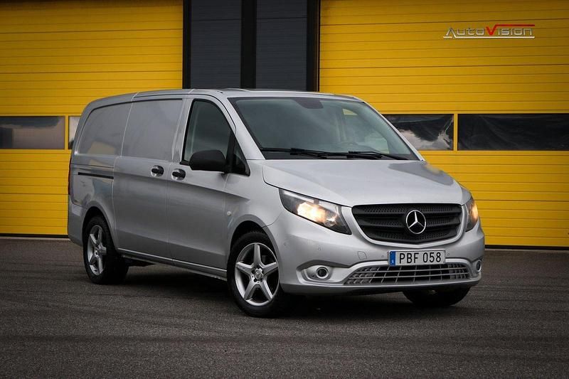 Silver Begagnad 2017 Mercedes Vito Minibuss | 139 900 kr (Marknadspris) - Bild 1/4